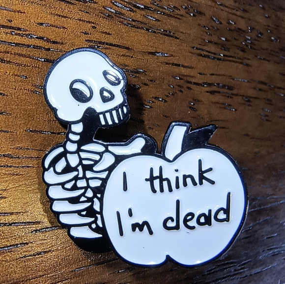 Women’s Jewelry Skeleton Enamel Pin with Apple Design & ‘I think i’m dead’ - Picture 1 of 2